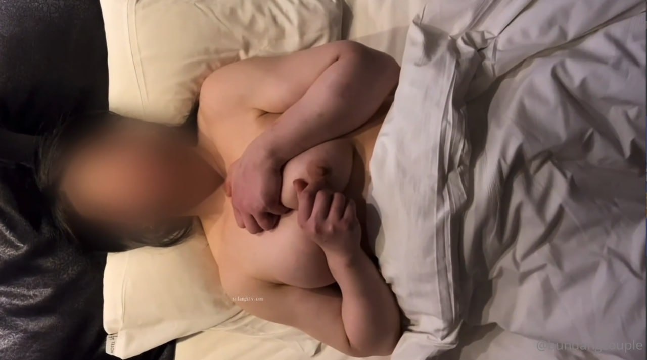 黑框眼镜极品美少女！超高颜值道具自慰！跳蛋塞穴爆菊花，双洞齐开太骚了，爽的流了一地水